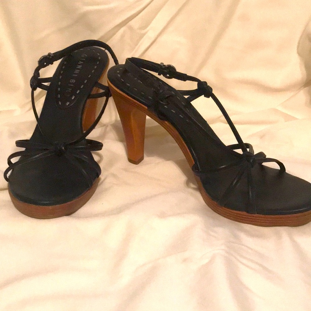 Gianni Bini black leather strap sandals with wood soles. Size 7 1/2